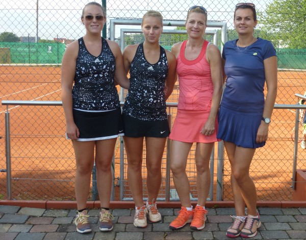 Von links: Katja Hofecker, Lena Bauer (Vereinsmeister Damen-Einzel). Martina Keppler und Anna Stolberg (Vereinsmeister Damen-Doppel)   
